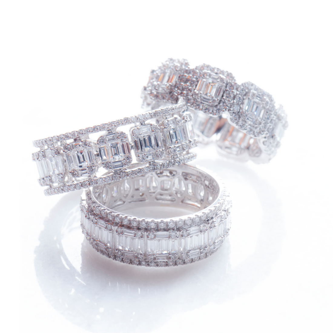 Unveil the brilliance of lab diamond jewelry, moissanite diamond rings, white gold rings, and rose gold rings. Discover which metal suits your style!